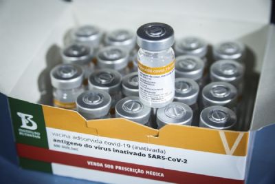Novas doses de vacina contra Covid-19 devem ser distribu�das aos munic�pios a partir de 2� em MT, diz SES
