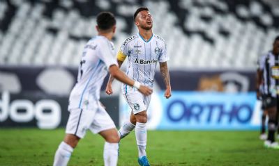 Gr�mio vence Botafogo e continua na briga por vaga para Libertadores