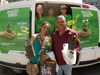 A��o conjunta do TJ-MT e da Prefeitura distribuem mudas no centro de Cuiab�