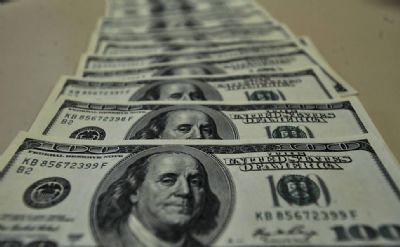 D�lar opera em alta e chega a R$ 5,16