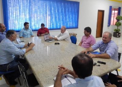Prefeito se re�ne com empres�rios para tratar de ilumina��o p�blica