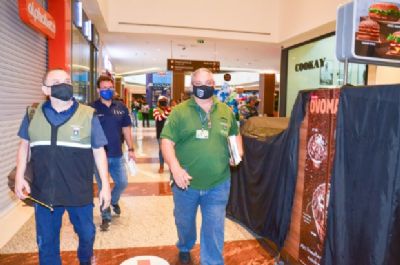 Fiscaliza��o encontra excesso de mesas em pra�as de alimenta��o e inadequa��es em shoppings