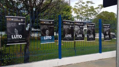 Policiais cobram vacina e exp�em cartazes com fotos de colegas que morreram de Covid-19