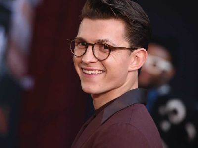Tom Holland anuncia in�cio das filmagens de Uncharted com foto dos bastidores