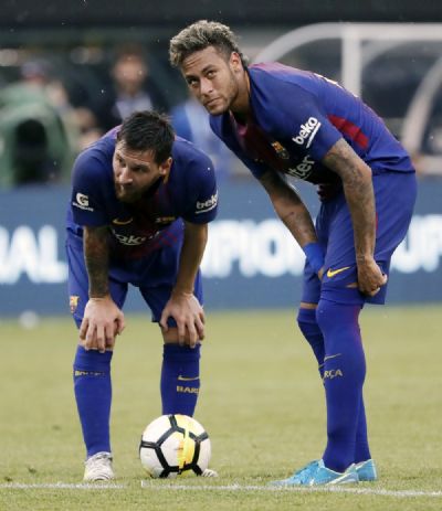 Jornal: Messi ofereceu ajuda para Neymar ficar no Bar�a e ganhar a Bola de Ouro