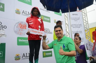 Prefeito entrega pr�mios � atleta vencedora da 34� Corrida de Reis