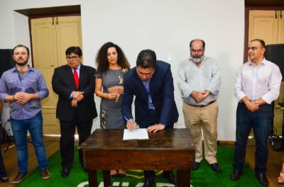 Emanuel assina Ordem de Servi�o para retomada das obras da Casa de Bem-Bem