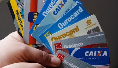 Juros para quem paga quantia m�nima da fatura do cart�o caem para 223,8%