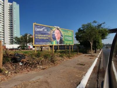 Minist�rio P�blico apura instala��o de outdoors a favor de Bolsonaro