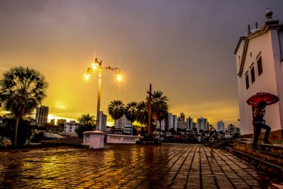 Casa pega fogo ao lado da Igreja de S�o Benedito no Centro Hist�rico de Cuiab�
