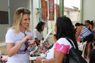 Desconstruir uma cultura que dilacera as mulheres foi o que destacou M�rcia Pinheiro na a��o Mar�o Mulher no Pedra 90