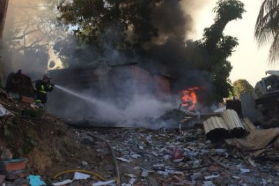Im�vel pega fogo no Bairro Goiabeiras e assusta moradores