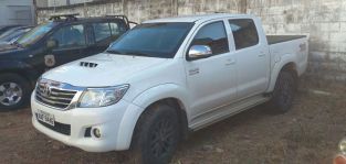 Ladr�es roubam caminhonete de pai e filho e abandona Hilux em MT