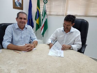 Prefeito assina Ordem de Servi�o para reforma do Centro de Reabilita��o
