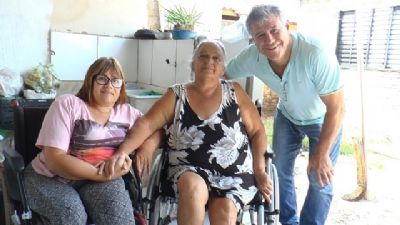Moradora do setor universit�rio de �gua Boa recebe cadeira de rodas
