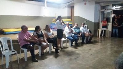 Moradores do Cohab V�u de Noivas recebem t�tulo definitivo em Chapada