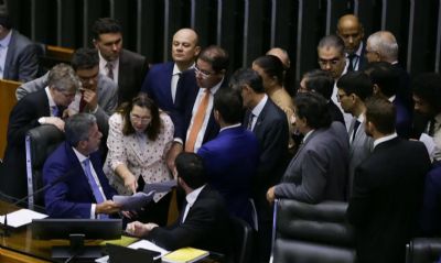 PEC de corte de gastos � aprovada em dois turnos na C�mara