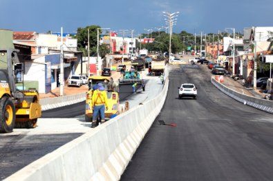 Viaduto recebe asfalto; entrega ser� at� dia 30