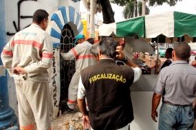 Fiscaliza��o da Prefeitura combate o furto de energia em pra�a central