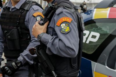 PM prende homem e det�m dois menores por assaltos a postos