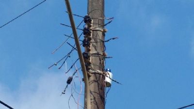V�ndalos roubam os fios dos postes na entrada de Chapada dos Guimar�es