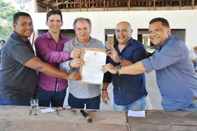 Prefeito recebe autoriza��o de licita��o do INCRA para R$ 2 mi em Infraestrutura