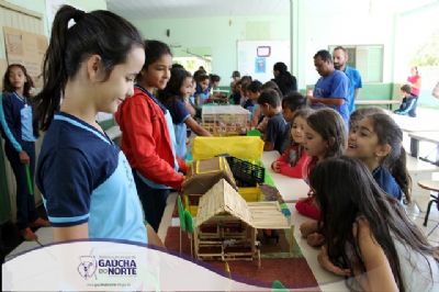 Alunos de Ga�cha do Norte apresentam trabalhos do programa Filhos no Campo