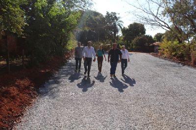 Prefeito e vereadores vistoriam obras de pavimenta��o asf�ltica em Pocon�