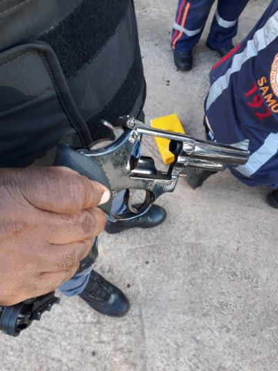 Ap�s roubo em posto de combust�vel, dupla cai de moto e termina presa em flagrante pela Pol�cia Militar