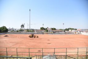 M�quinas iniciam prepara��o para coloca��o de gramado no Est�dio Dutrinha