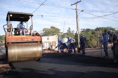 Ruas dos bairros Dr. F�bio Leite I e Altos da Serra I recebem trabalho de pavimenta��o