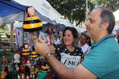 Artes�os exibem trabalhos na Pra�a da Rep�blica