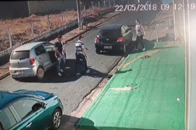 V�deo mostra ladr�es roubando carro; m�e consegue tirar filho