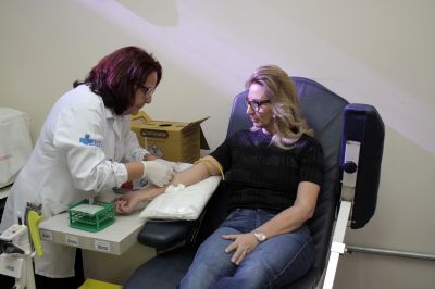 1� dama e grupo de servidores movimentam Hemocentro com cadastro de doa��o de medula �ssea