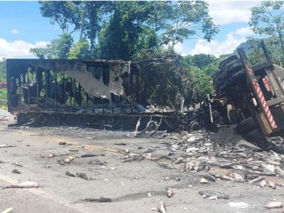 ​Acidente entre carretas deixa dois mortos e tr�nsito interditado na BR-070