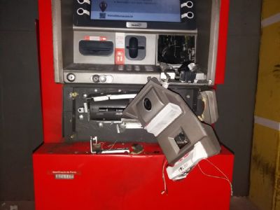 Dois s�o presos por tentar explodir caixa de banco em supermercado