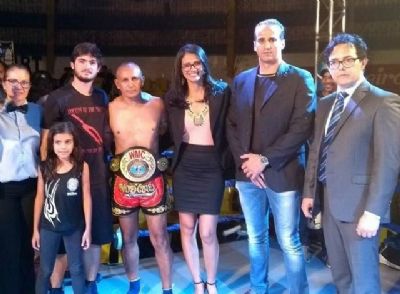 Atleta de Rondon�polis fica com cintur�o do Conselho Mundial de Muaythai