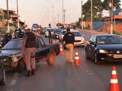 Em duas horas, 10 motoristas s�o presos por dirigir embriagados e 33 ve�culos s�o removidos