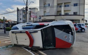 Rec�m-habilitada confunde pedais e bate em carro da PM