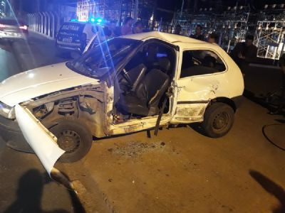 Motorista fica preso nas ferragens ap�s acidente envolvendo tr�s carros em Cuiab�