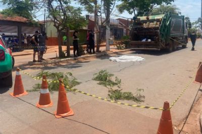 Homem � atingido por caminh�o de lixo e morre