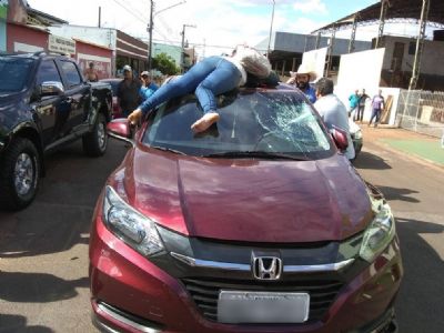 Motociclista � atingida por carro, fica presa no teto do ve�culo e � carregada por 50 metros