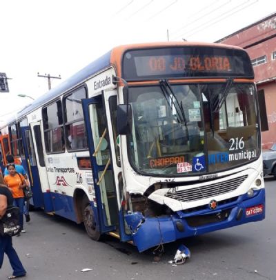 �nibus do transporte coletivo se envolve em acidente com caminhonete em Cuiab�