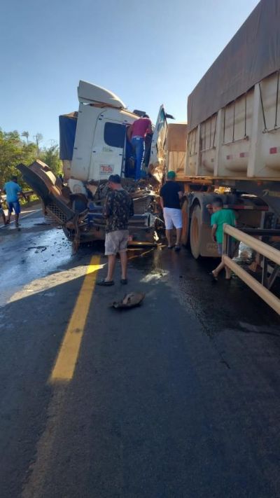 ​Acidente entre 3 ve�culos de carga mata um e fecha rodovia