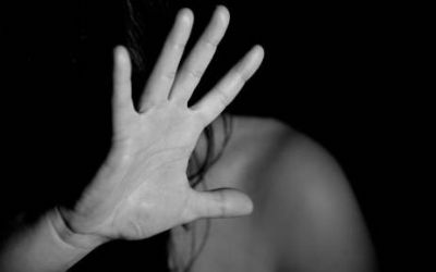 Marido tenta agredir esposa por causa de celular a acerta filha de seis meses
