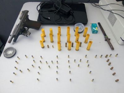 Pol�cia Militar de �gua Boa prende autores de furto e recepta��o e apreende arsenal b�lico
