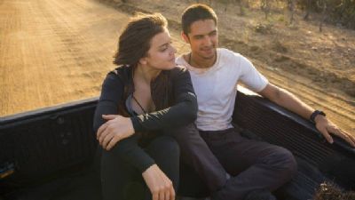 Alice Wegmann e Gabriel Leone gravam cena de sexo e equipe se preocupa com vazamento