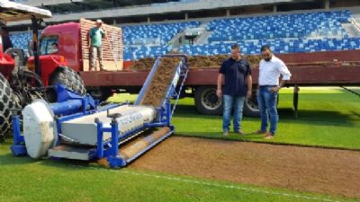 Governo gasta R$ 150 mil e troca dois mil metros quadrados do gramado da Arena Pantanal