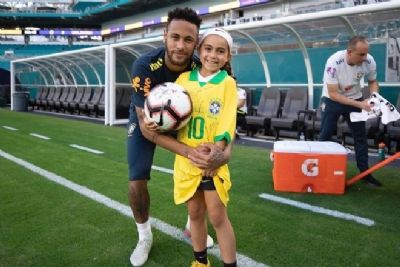 Neymar conhece jogadora e f� de 9 anos ap�s campanha na internet