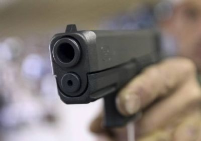 Cliente atira duas vezes contra advogado que foi cobrar d�vida; carabina e rev�lver encontrados